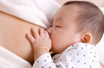momento maternità allattamento seno